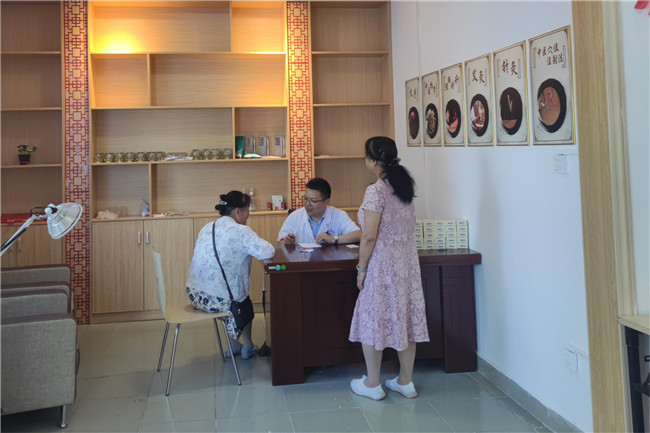 职工一区社区居民体验中医理疗服务 (1).jpg