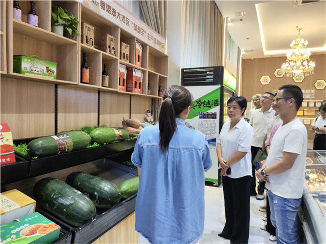 钟真一行在广东亚北农副产品有限公司展厅参观。.jpg