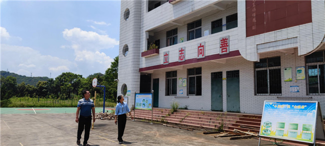区纪委监委走访调研闲置村校情况.jpg