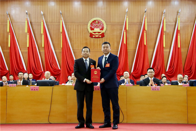 罗永东（左）为杜强（右）颁发当选证书。.JPG