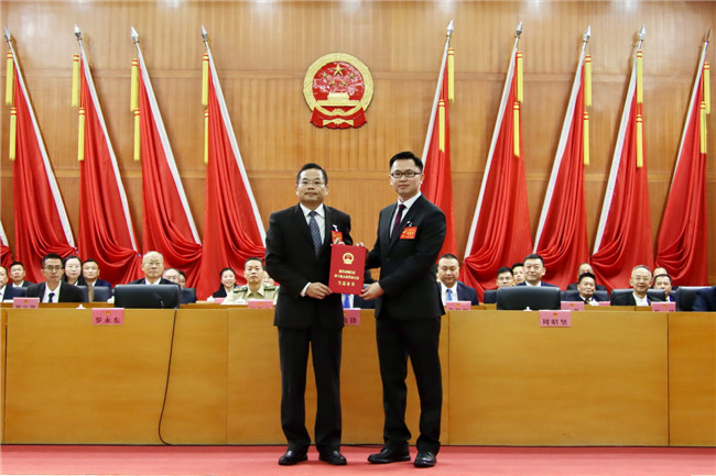 罗永东（左）为周昭坚（右）颁发当选证书。.JPG