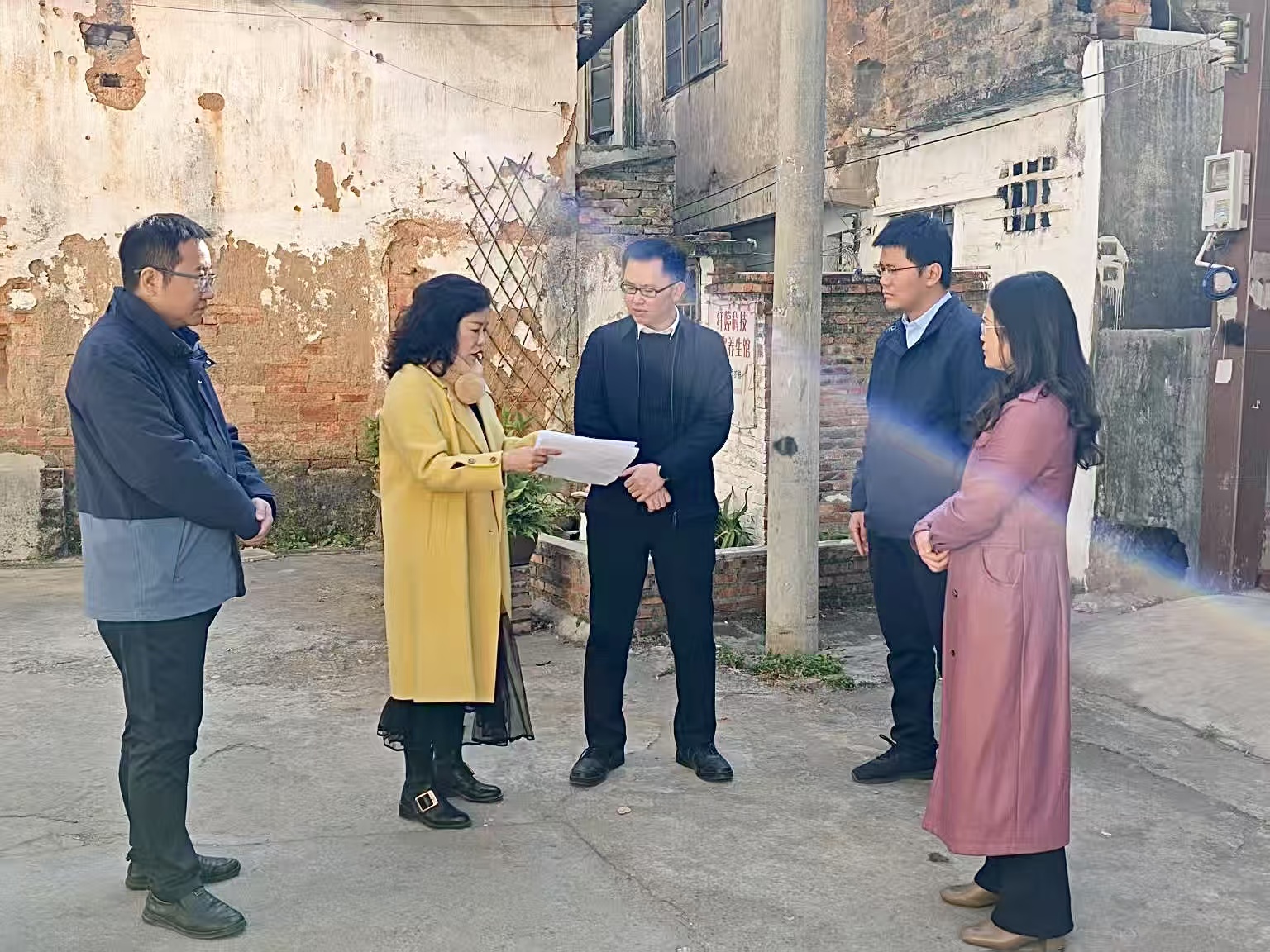 周昭坚调研风采街老旧小区改造工作。.jpg