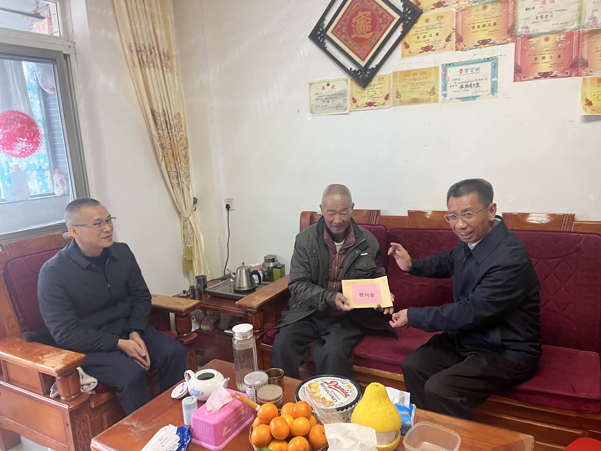 1月22日，区委常委李红保、曲仁办事处主任潘寿段入户走访困难老党员 (1).jpg