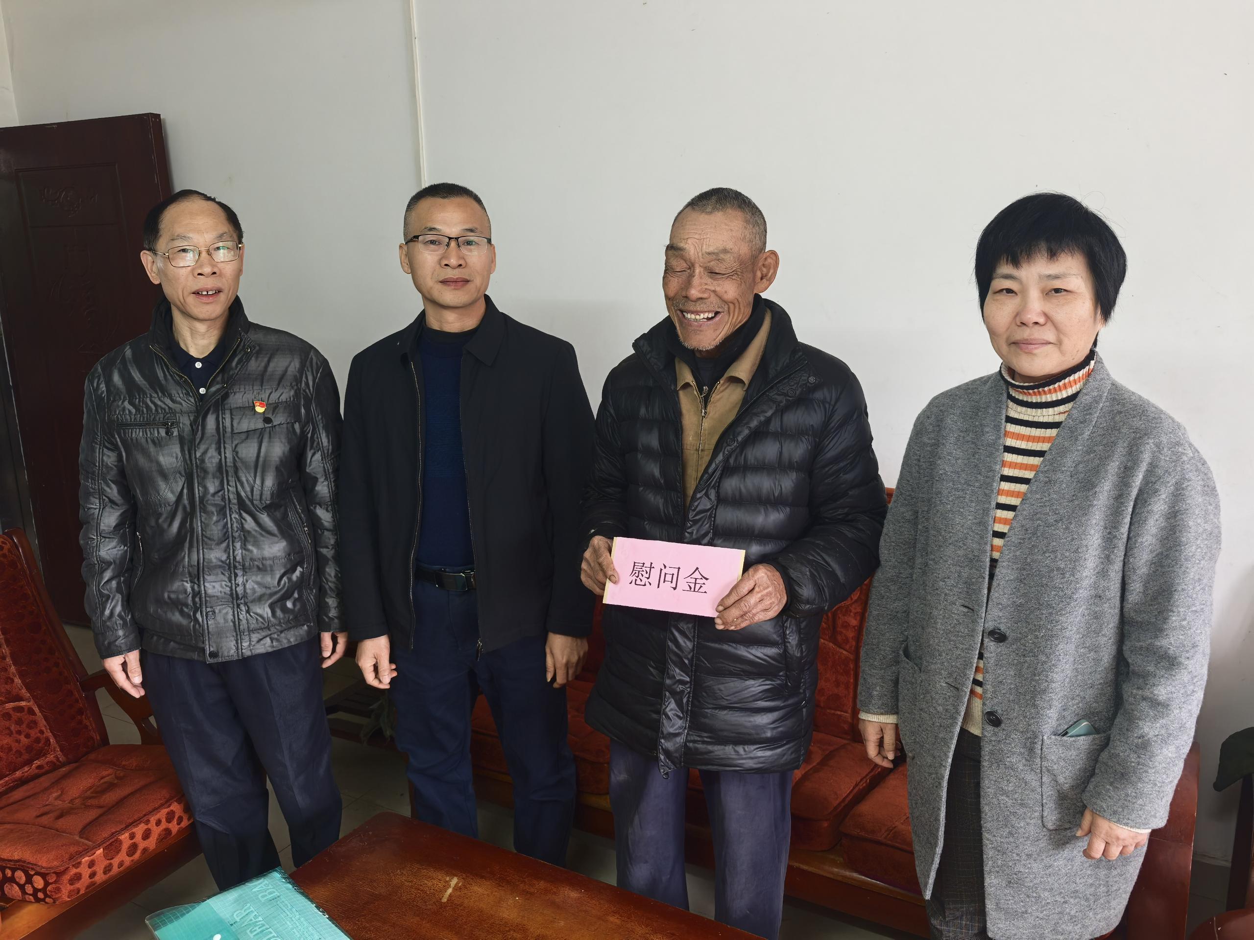 1月22日，区政协副主席钟荔、曲仁办事处主任潘寿段入户走访慰问困难老党员.jpg