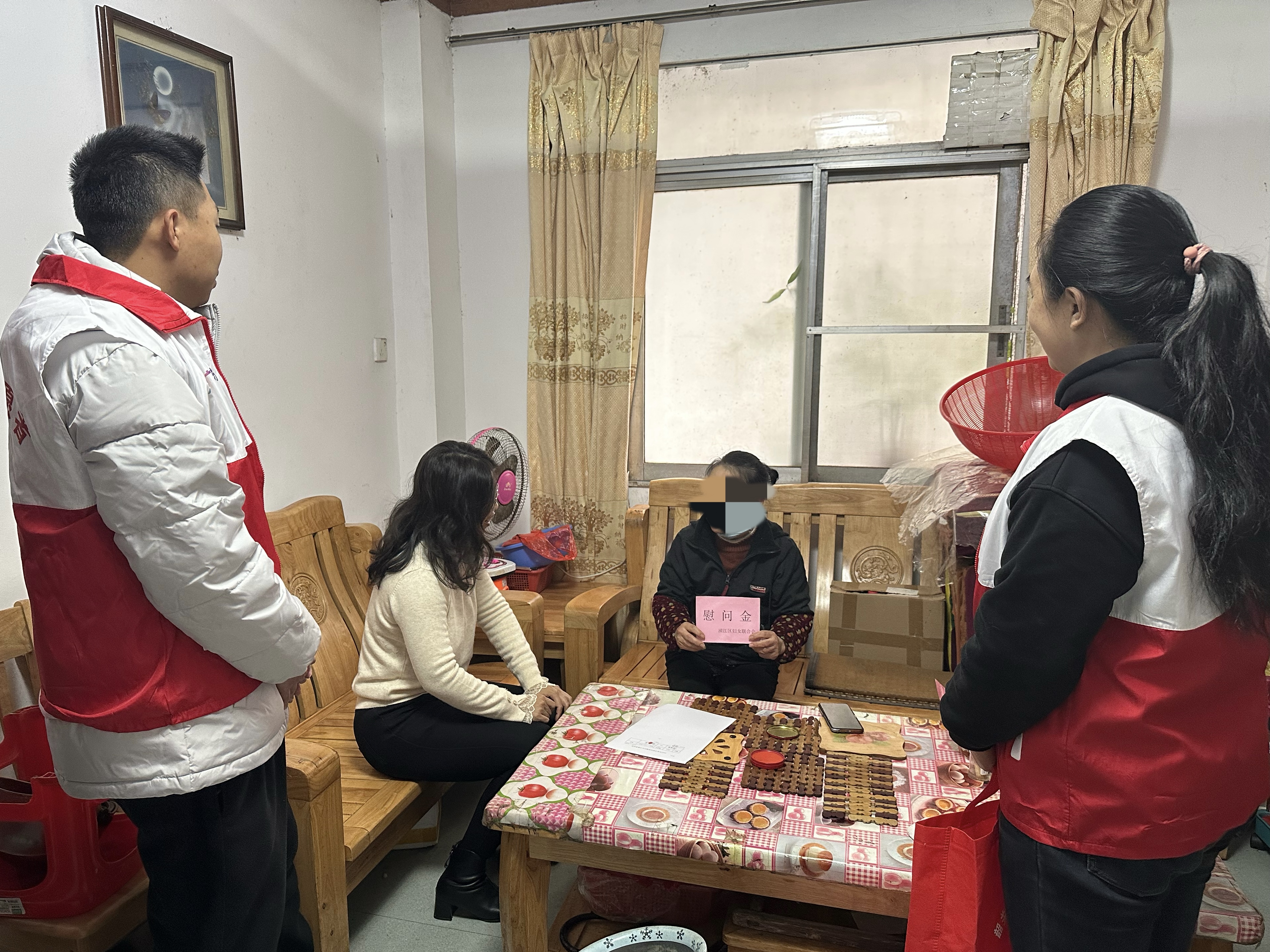 东河办妇联走访慰问困难妇女儿童.jpg