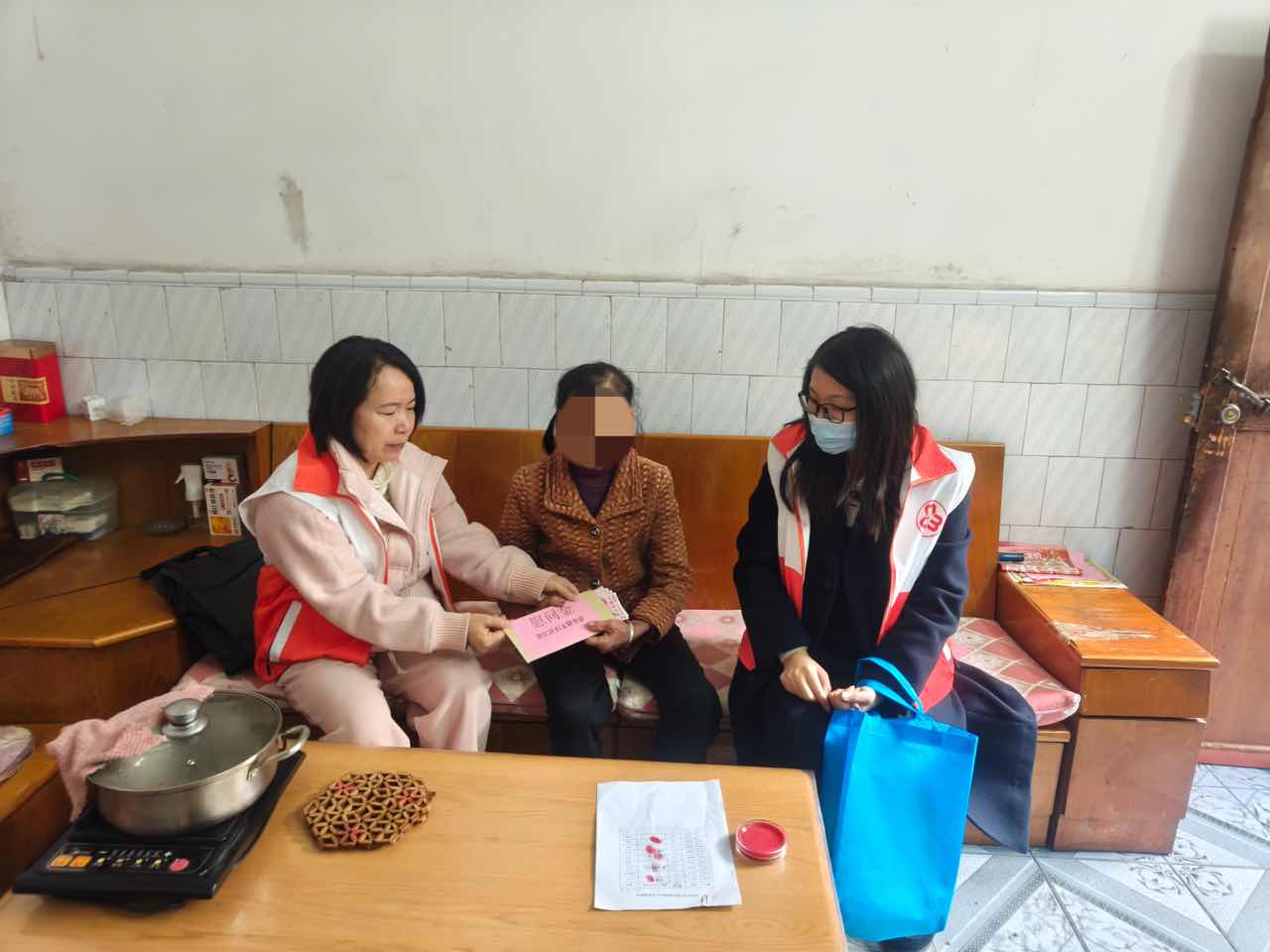 乐园镇妇联走访慰问困难妇女儿童.jpg