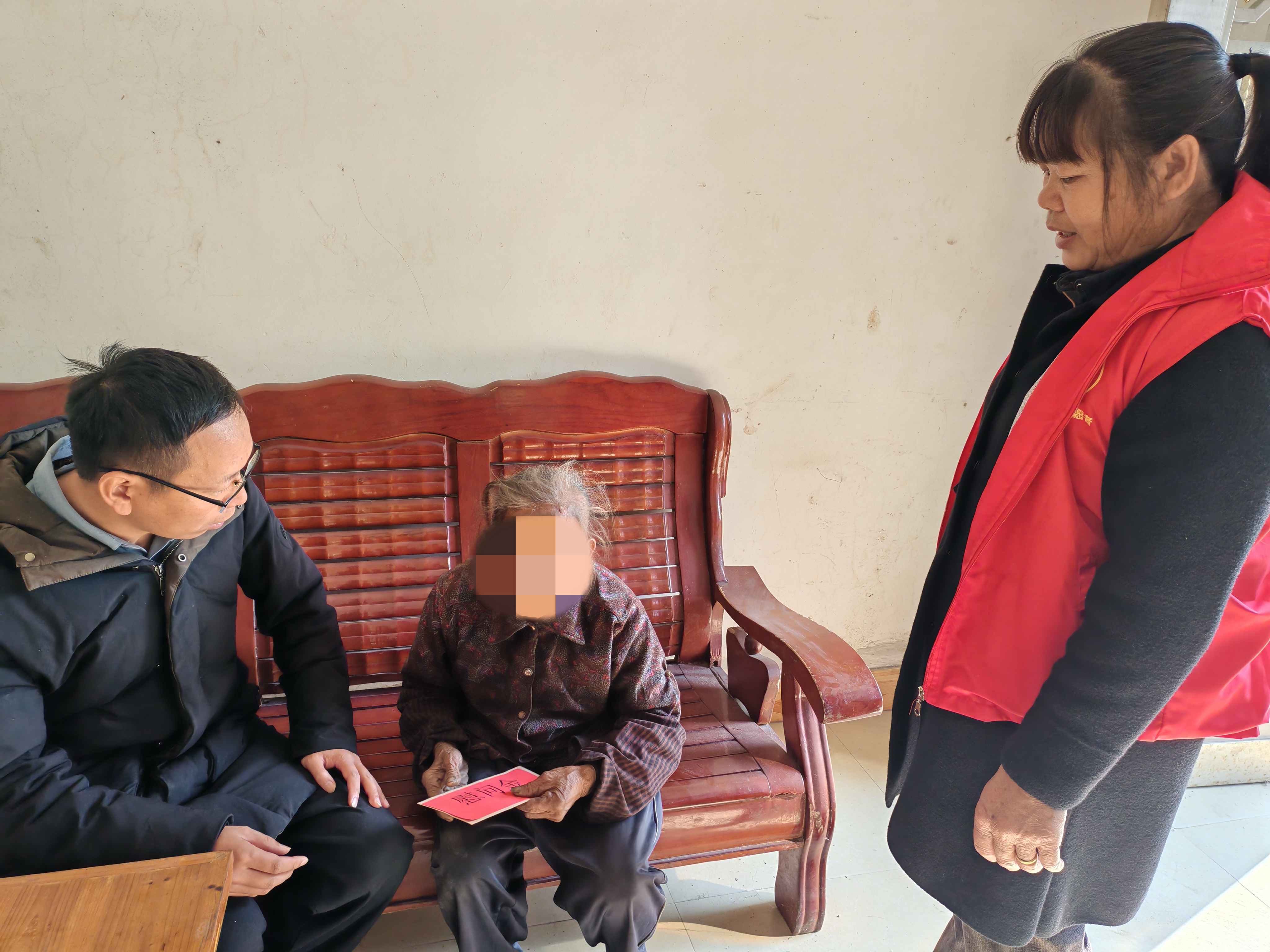 犁市镇妇联走访慰问困难妇女儿童.jpg