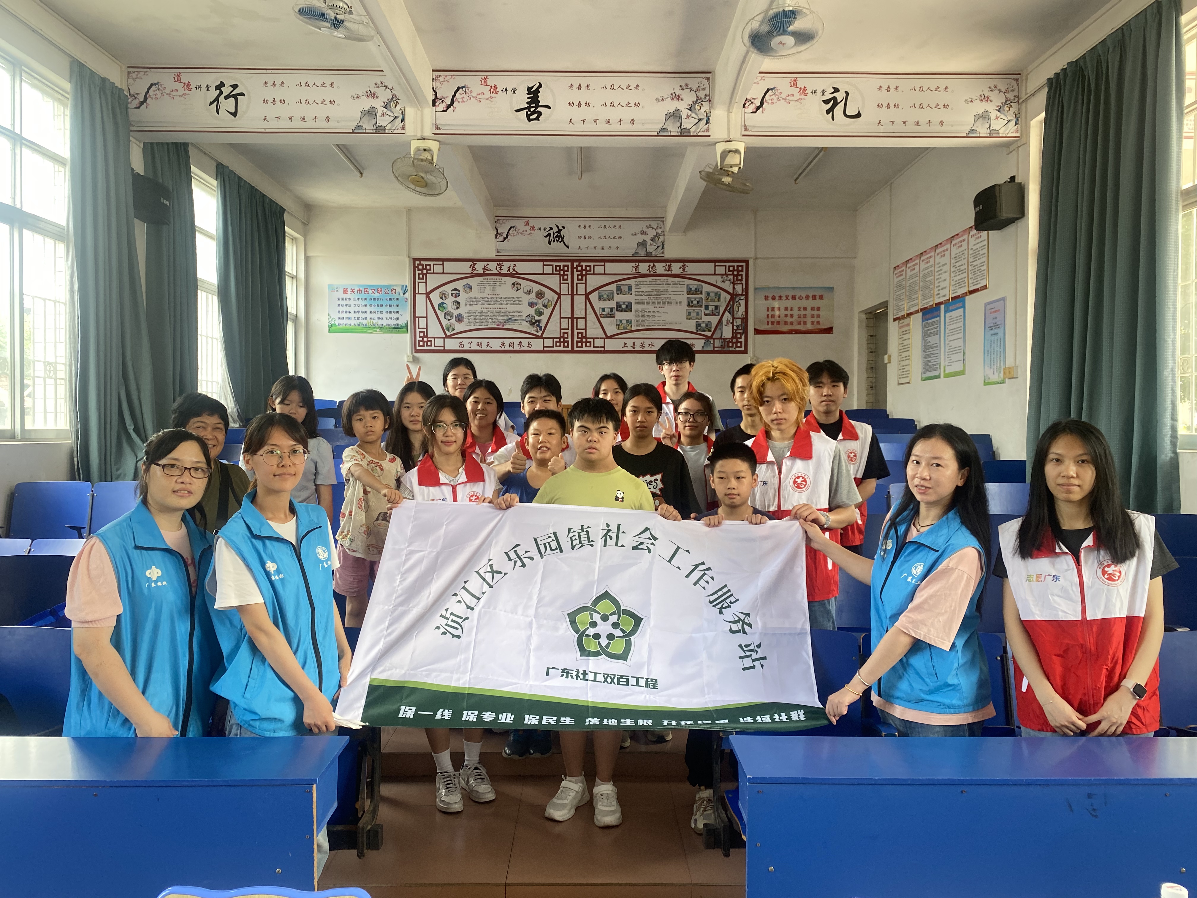 图9 集体合影.jpg