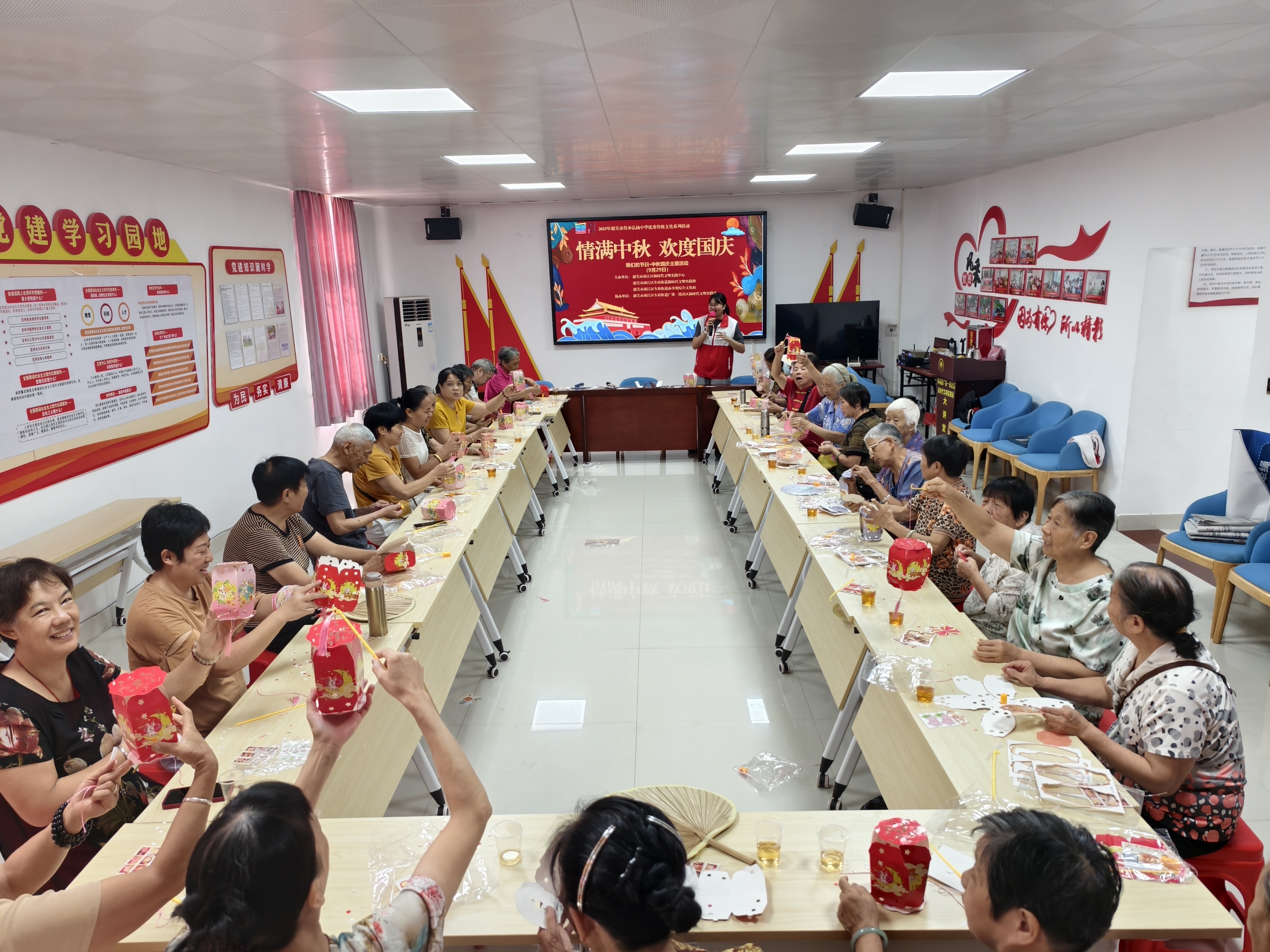 广铁一线社区开展“情暖中秋、欢度国庆”我们的节日活动.jpg