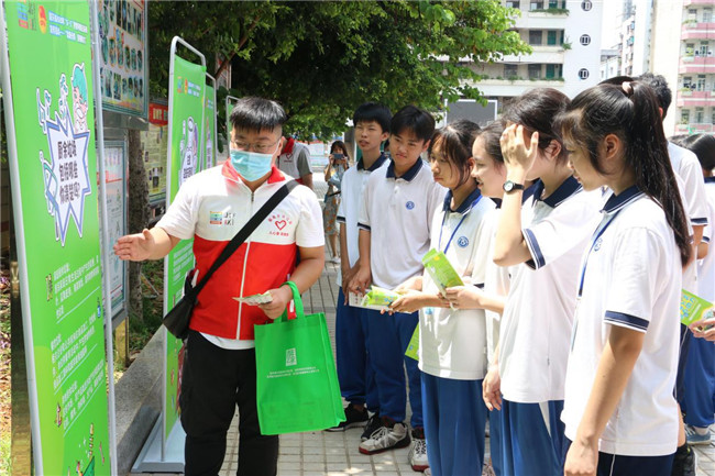 04到十三中开展垃圾分类进校园宣传活动.jpg