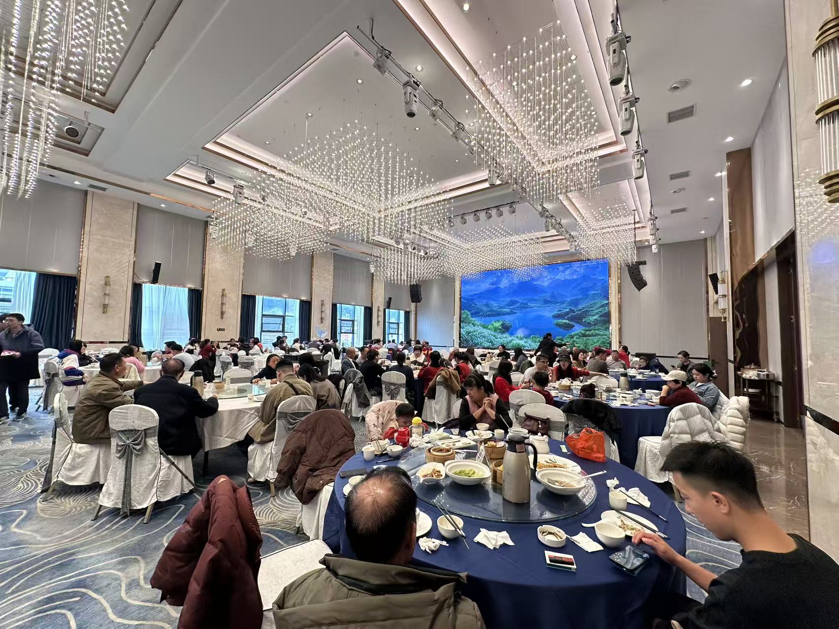 希尔顿欢朋酒店年夜饭热闹现场。.jpg