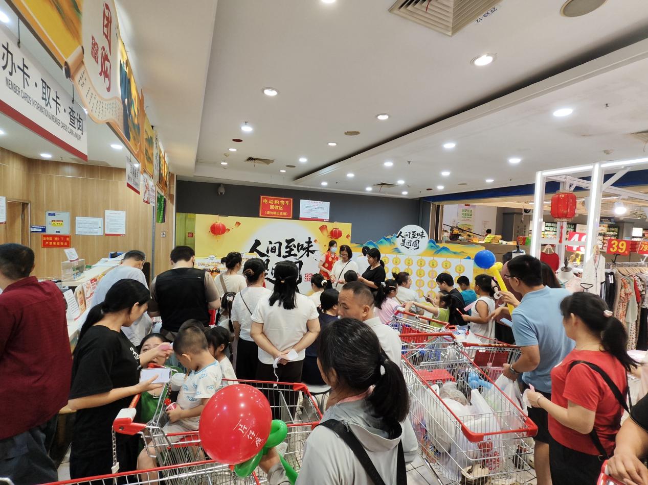 大润发超市内人头攒动,年货采购氛围浓郁。.jpg