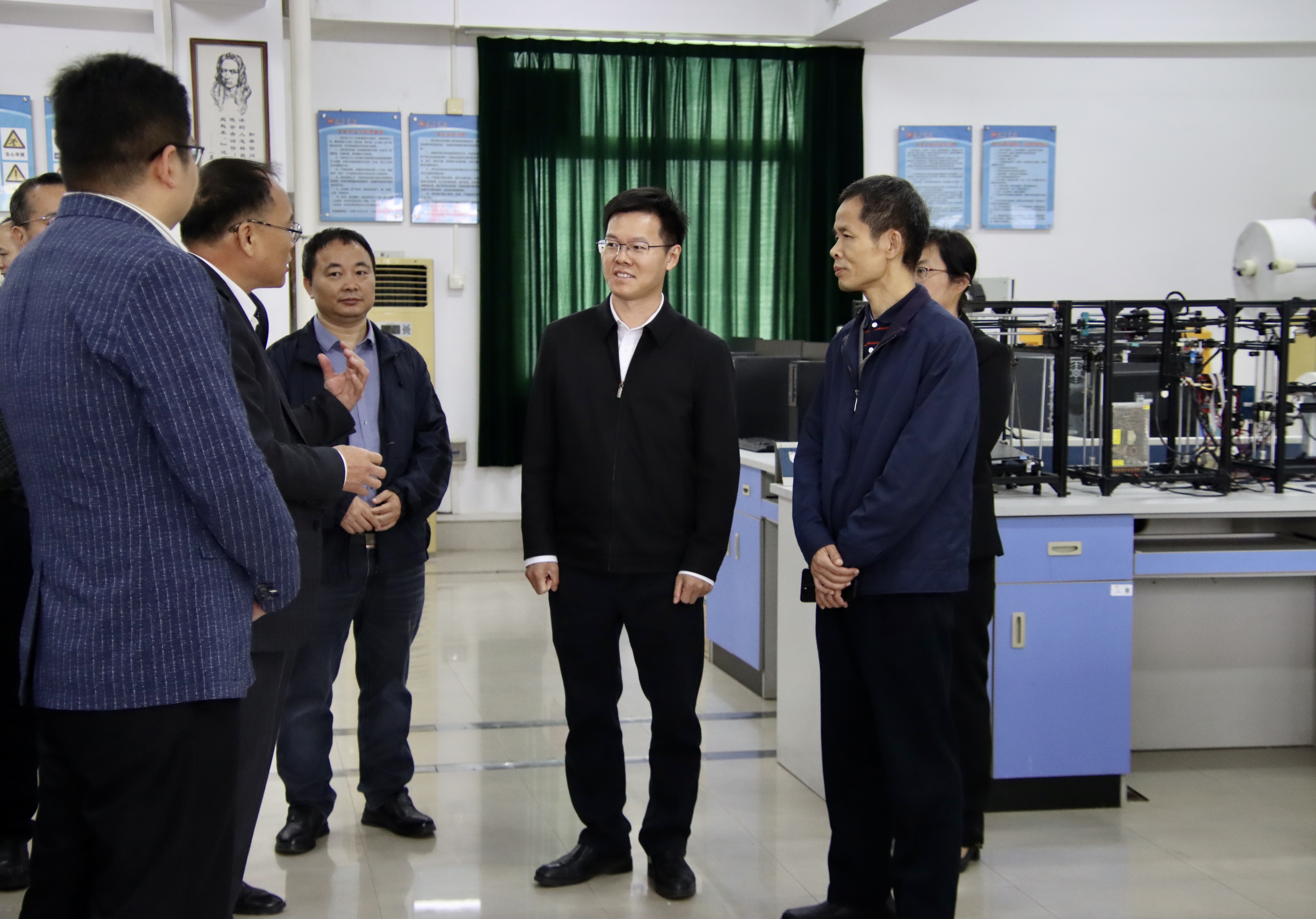 在韶关学院参观广东省新能源汽车和智能制造产业学院。.jpg