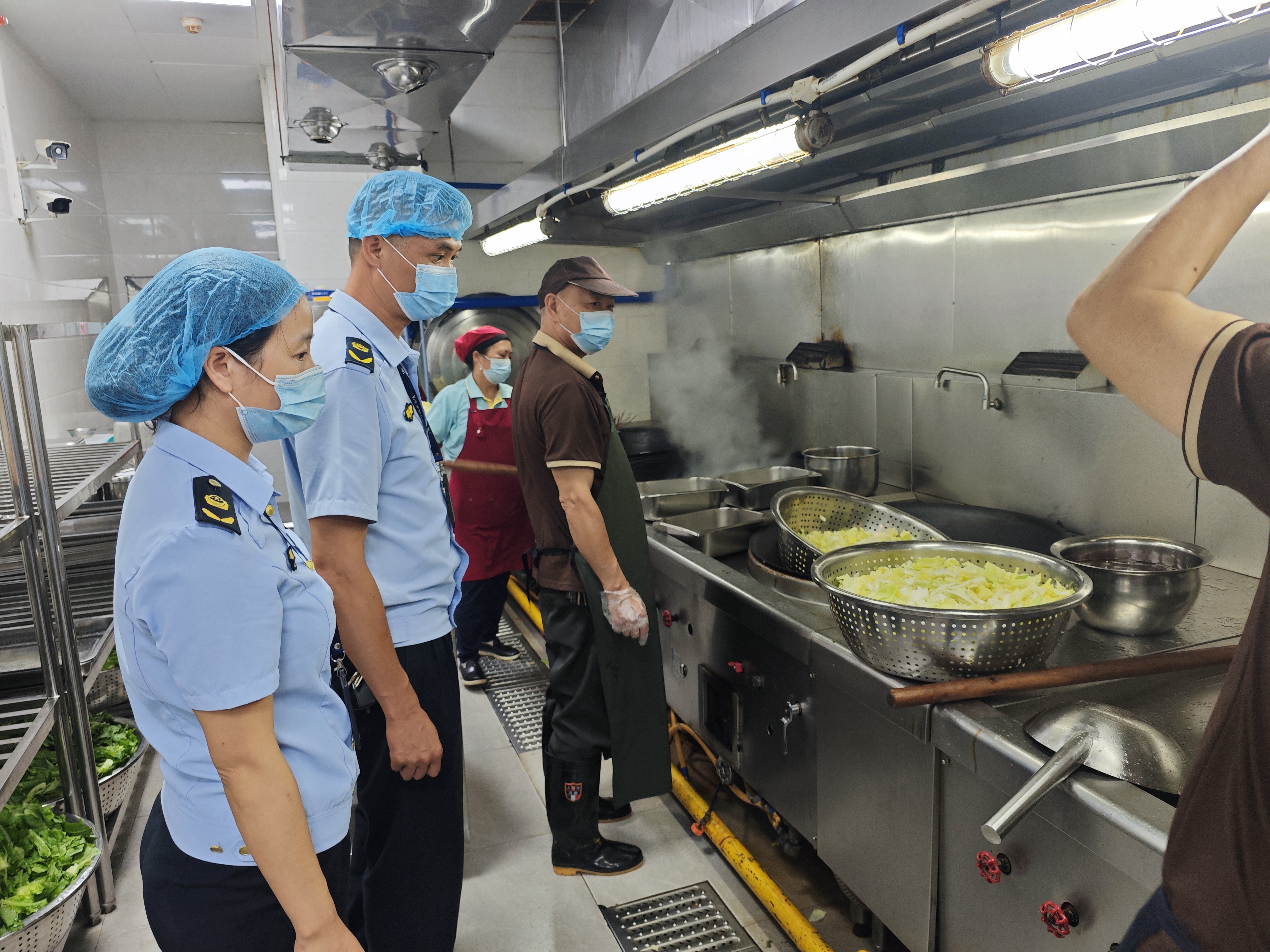 区市场监管局执法人员对烹饪环节开展监督检查.jpg