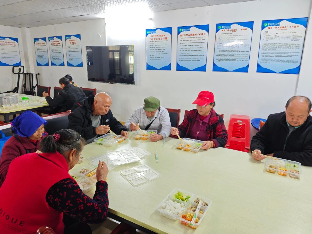 犁市长者饭堂内，老人正在用餐.jpg