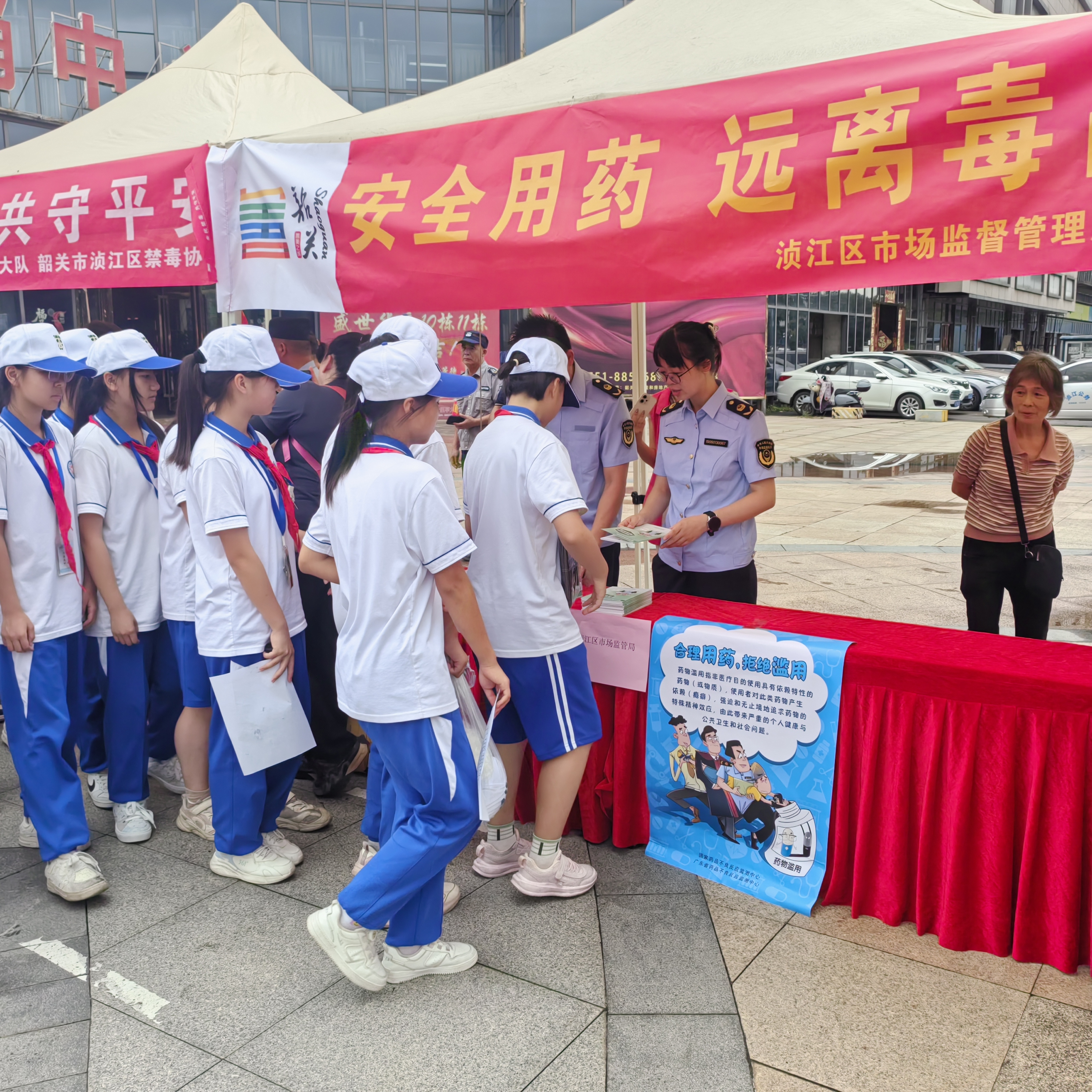 二、对中学生开展麻精药品安全知识（安全用药远离毒品）宣传.jpg