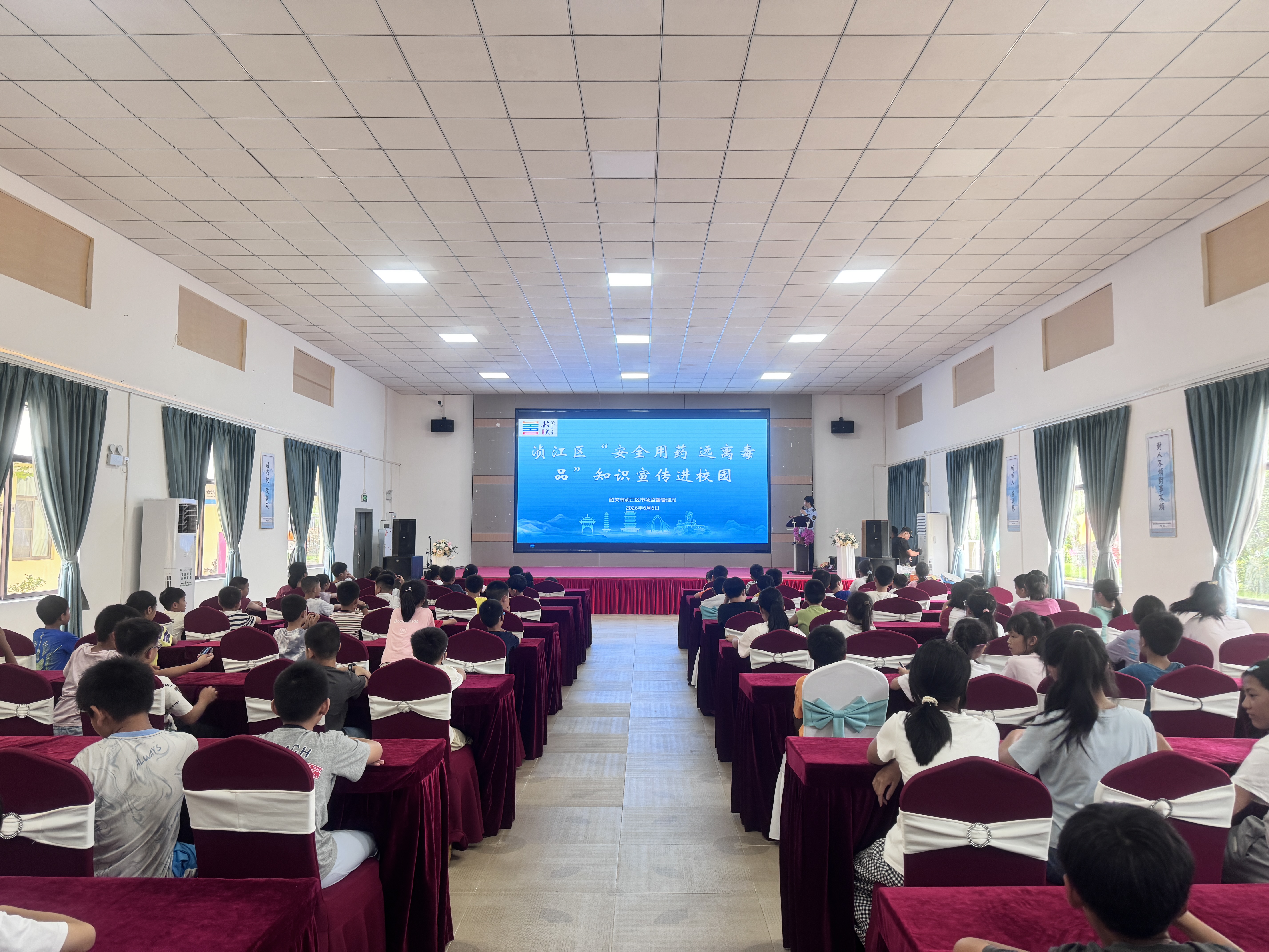 二、在新征程文创园对中小学生开展麻精药品安全知识（安全用药远离毒品）宣传.jpg