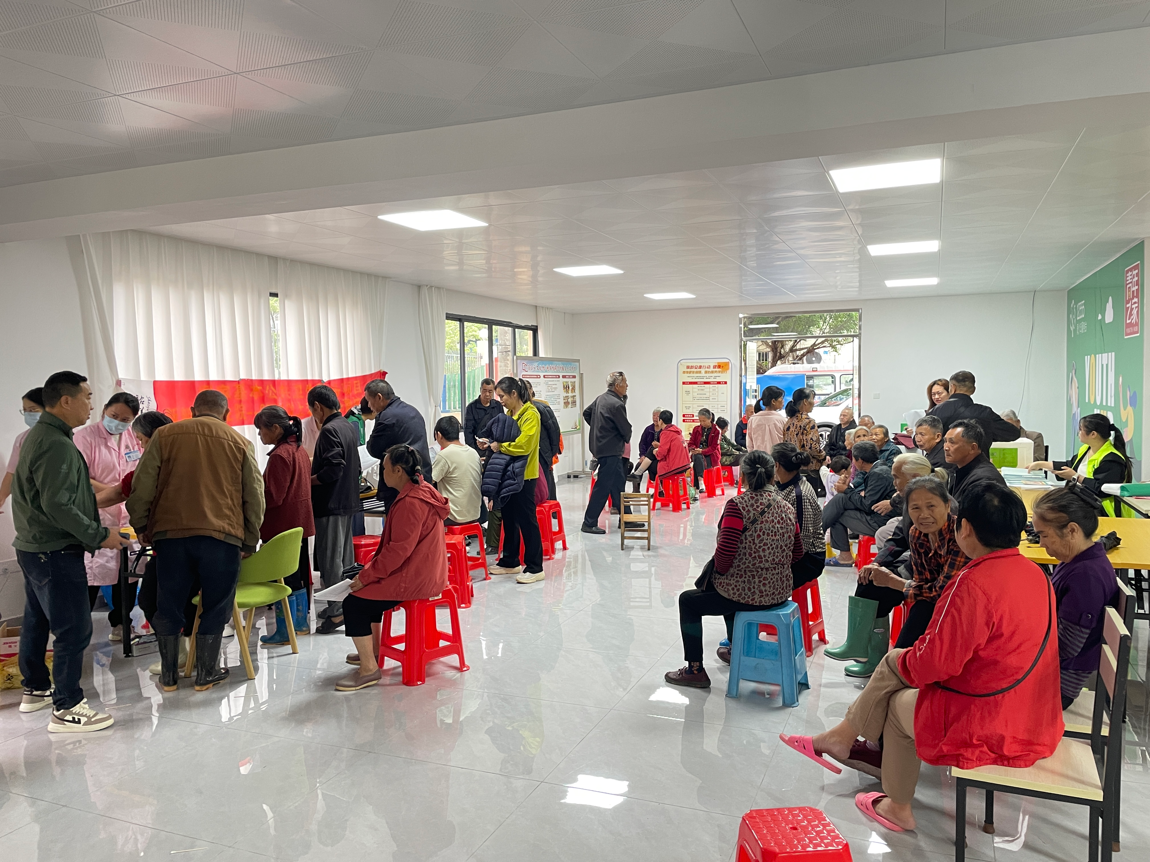 府管村联合共建单位开展老年人免费健康体检，邻长全程贴心服务.png