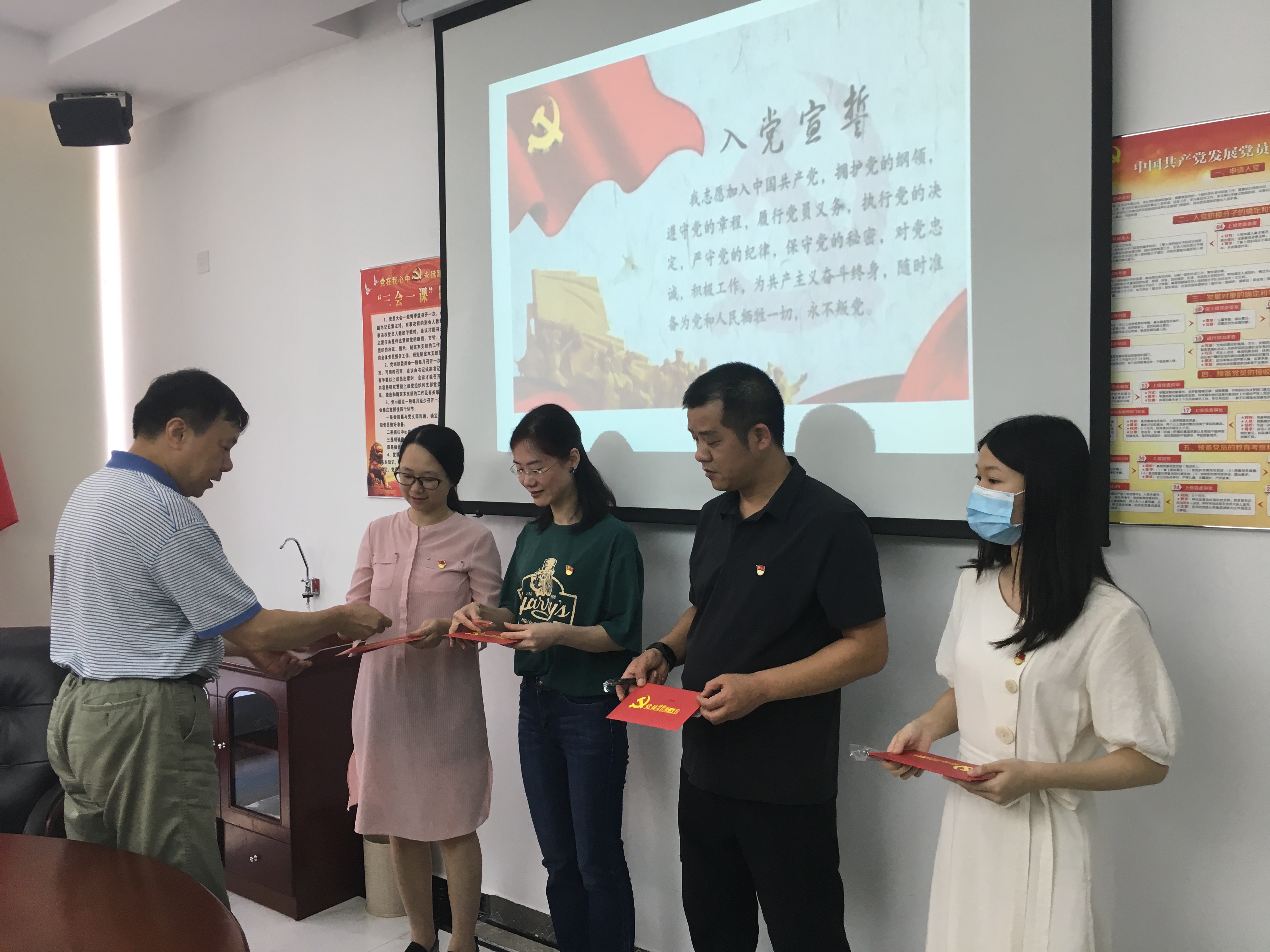 区政数局第二季度政治生日会-支部书记为党员赠送贺卡和钢笔.jpg