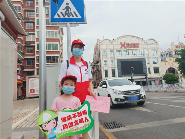 2020年6月25日区志愿者开展“禁止车窗抛物”在百年东街路口发放宣传折页举牌宣传.jpg