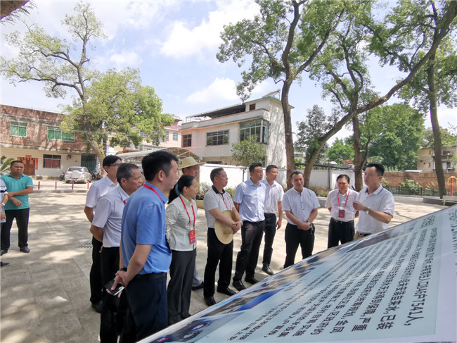 7月17日赴金凤坪村实地了解“农村自然村集中供水工程”建设规划情况.jpg
