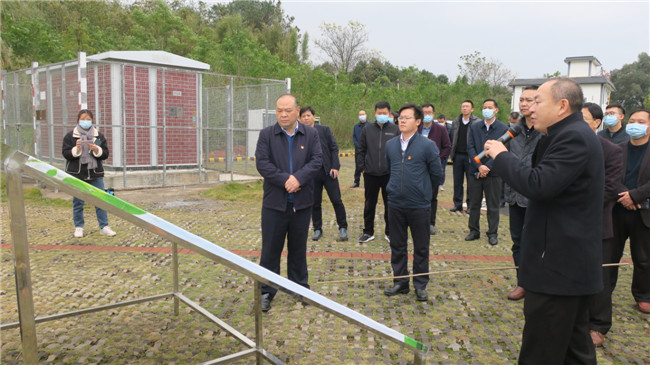 区委书记陈来安,区委副书记,区长鲁锦锋一行听取林长制工作情况汇报.