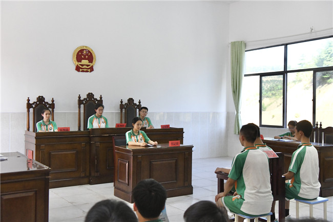 营造良好的校园法治环境,5月29日,浈江区人民法院在东鹏中学组织开展