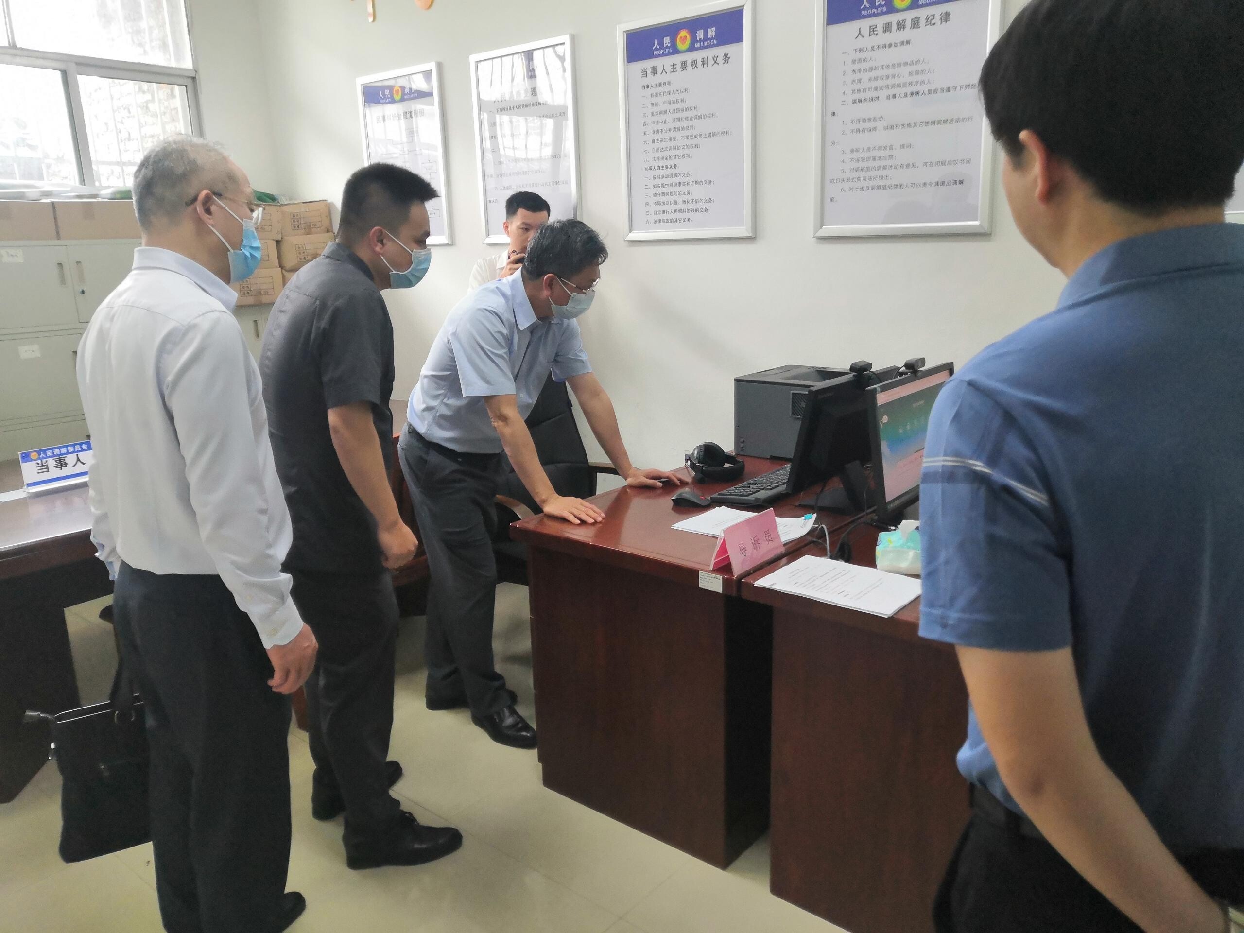 市中级人民法院院长陈小飞深入浈江区花坪镇指导推进法治建设工作