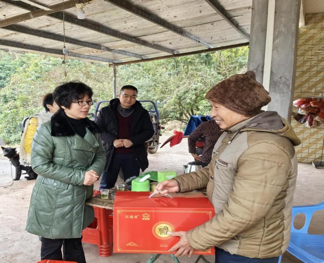 花坪镇岁寒慰问暖冬行走访慰问贴民心
