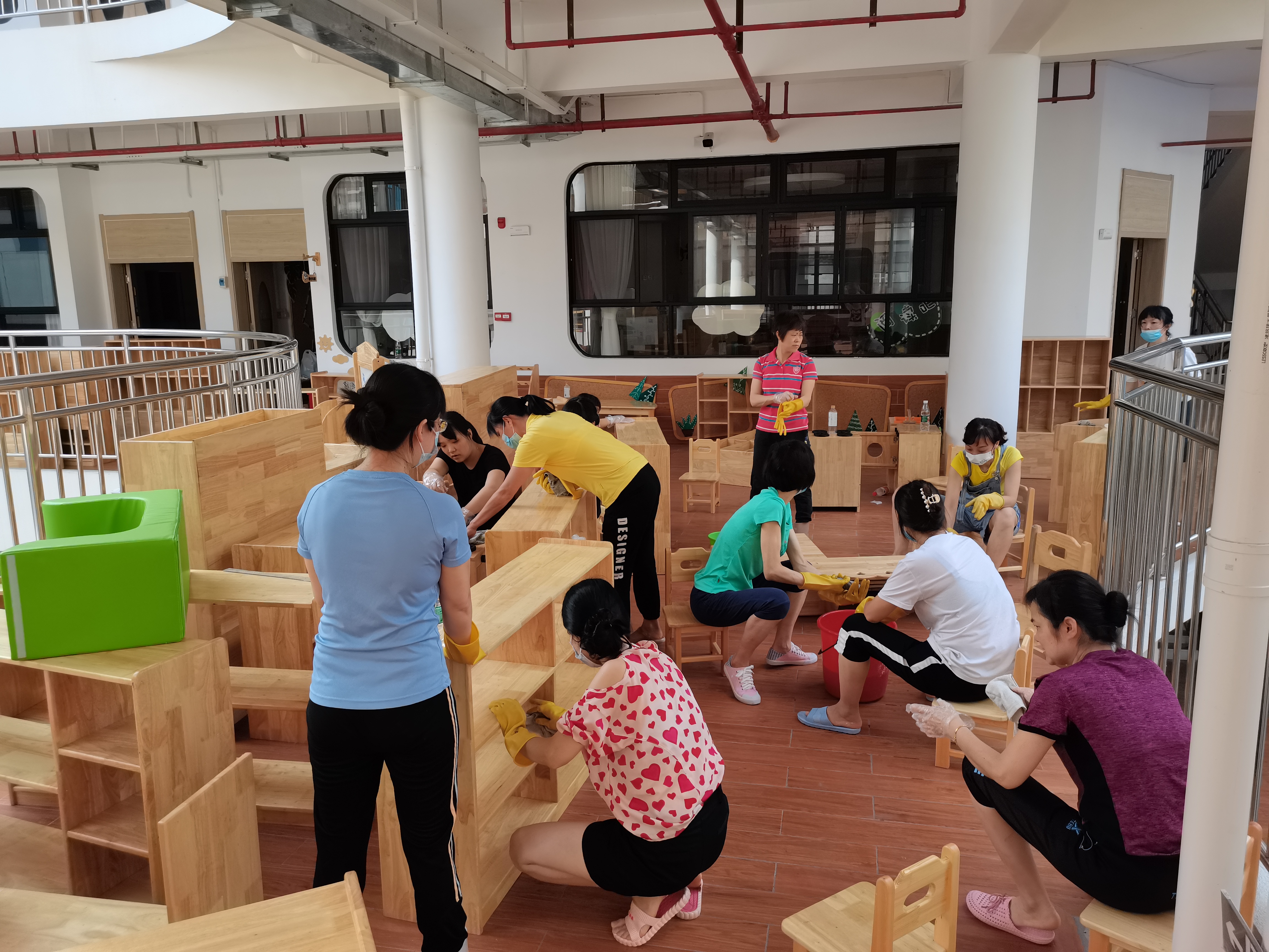 韶冶实验学校对校舍进行消杀.