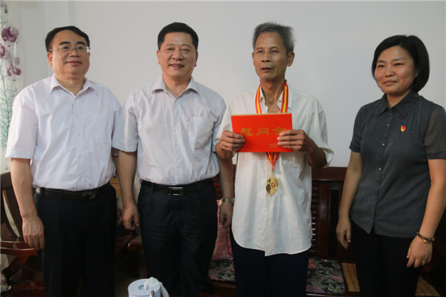 市领导郭健生到我区慰问老党员困难党员